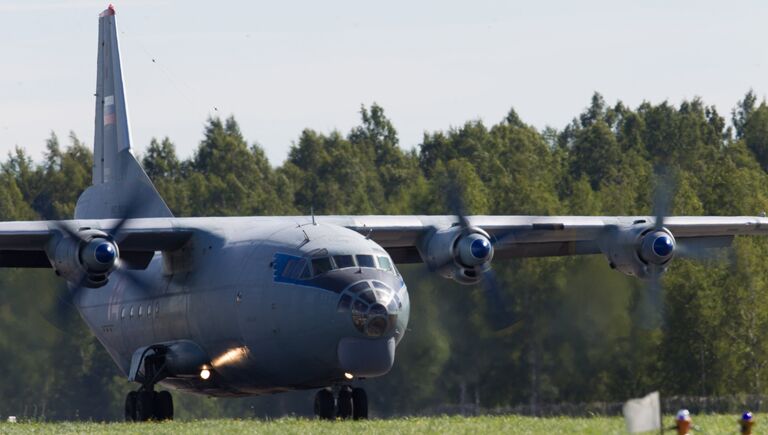 Самолет Ан-12 на торжественных мероприятиях, приуроченных к празднованию дня воздушного флота РФ на военном аэродроме Левашово