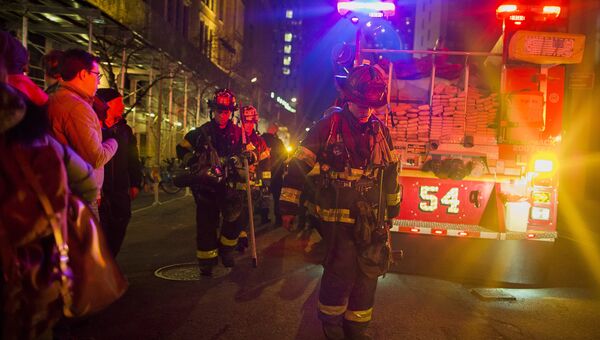 Пожарные рядом с небоскребом в Нью-Йорке. Архивное фото