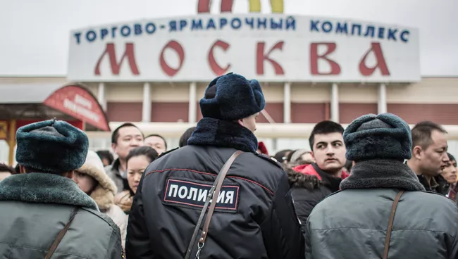 Сотрудники полиции стоят в оцеплении на территории торгового-ярмарочного комплекса Москва в Люблино. Архивное фото