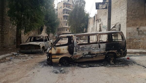 Сгоревшие автомобили в освобожденном квартале восточного Алеппо в Сирии. Архивное фото