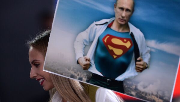 Журналист с плакатом перед началом двенадцатой большой ежегодной пресс-конференции президента РФ Владимира Путина. Архивное фото
