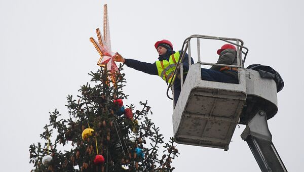 Рабочие украшают Новогоднюю ёлку в Москве. Архивное фото