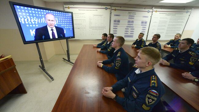 Курсанты Дальневосточной пожарно-спасательной академии смотрят по телевизору трансляцию пресс-конференции президента России Владимира Путина