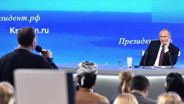 Президент РФ Владимир Путин и журналисты на двенадцатой большой ежегодной пресс-конференции в Центре международной торговли на Красной Пресне