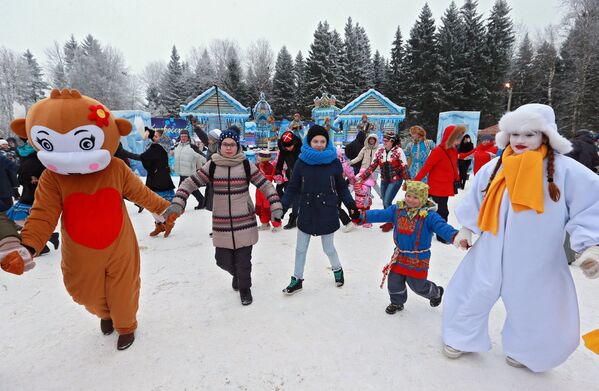 Участники праздничных мероприятий в Истринском районе Московской области, приуроченных к доставке главной новогодней ели в Московский Кремль