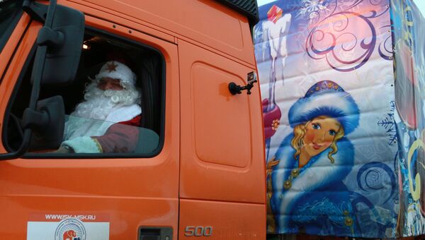 Дед Мороз за рулем автомобиля с главной новогодней ёлкой, которую установят на Соборной площади в Московском Кремле