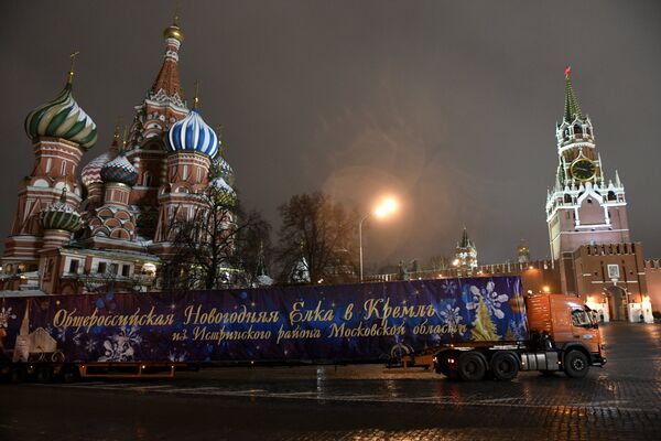 Специальный автопоезд с главной Новогодней елкой России въезжает на Красную площадь в Москве