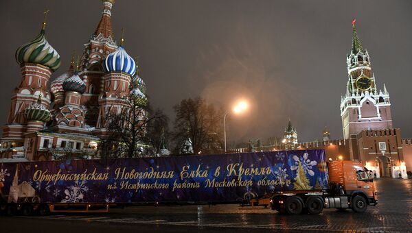 Специальный автопоезд с главной Новогодней елкой России въезжает на Красную площадь в Москве