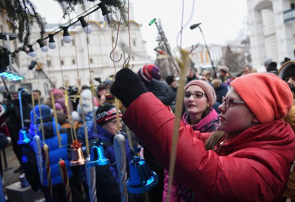 Дети у Новогодней ёлки на Соборной площади Кремля в Москве