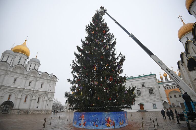 Украшение Новогодней елки на Соборной площади Кремля