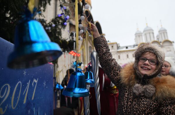Украшение Новогодней елки на Соборной площади Кремля