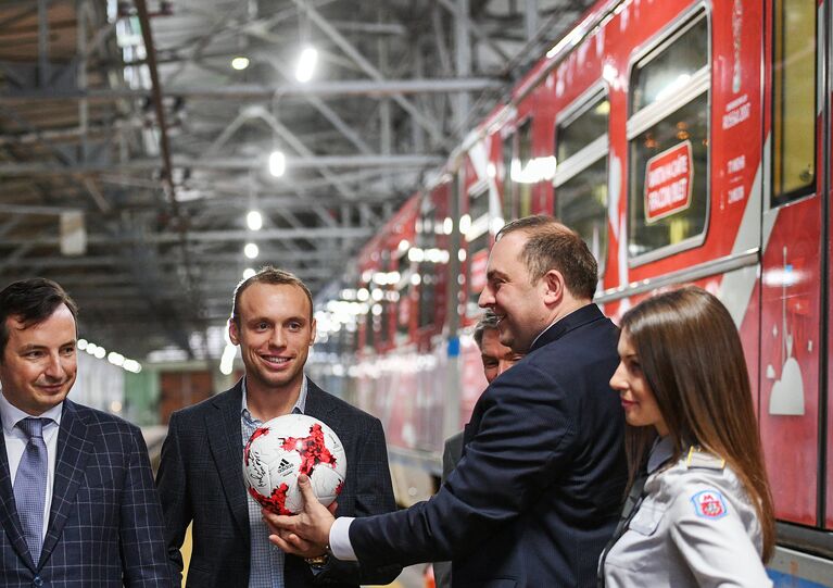 Игрок Спартака Денис Глушаков, начальник Московского метрополитена Дмитрий Пегов на торжественной презентации нового состава поезда, посвящённого Кубку конфедераций FIFA 2017