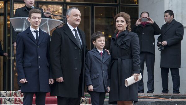 Игорь Додон с супругой и сыновьями. Архивное фото