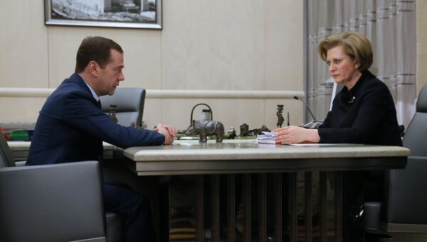 Дмитрий Медведев и Анна Попова во время встречи в Доме правительства РФ. 23 декабря 2016