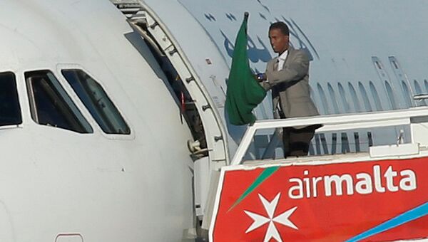 Один из захватчиков самолета ливийской авиакомпании Afriqiyah Airways в аэропорту Мальты
