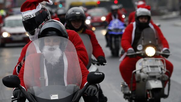Байкеры, облаченные в костюмы сербских Дедов Морозов, собрались на украшенных мотоциклах в центре Белграда