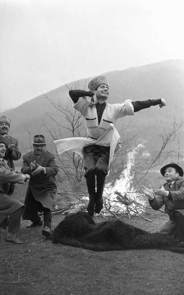 Лезгинка Махмуда Эсамбаева. Предгорье Грозного, 1963 год. Лезгинка Махмуда Эсамбаева. Предгорье Грозного, 1963 год.