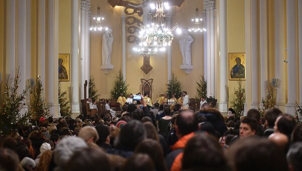 Верующие во время празднования католического Рождества в римско-католическом кафедральном соборе Непорочного Зачатия Пресвятой Девы Марии в Москве