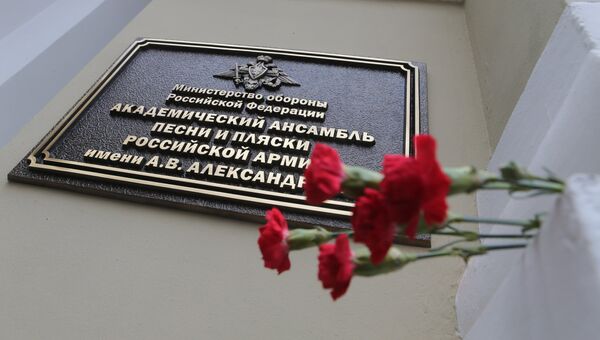 Цветы в память о погибших в крушении самолета Ту-154 Минобороны РФ у здания ансамбля им. А.В. Александрова