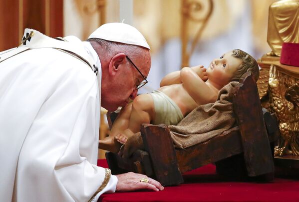 Папа римский Франциск во время рождественской мессы в Ватикане