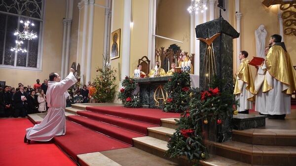 Священнослужители во время празднования католического Рождества в римско-католическом кафедральном соборе Непорочного Зачатия Пресвятой Девы Марии в Москве