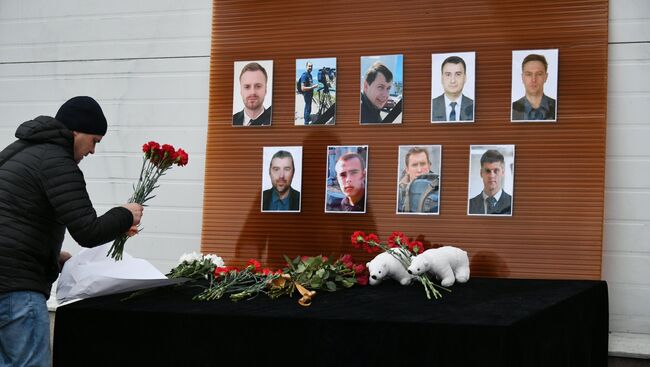 Цветы в память о погибших в крушении самолета Ту-154 Минобороны РФ. 25 декабря 2016