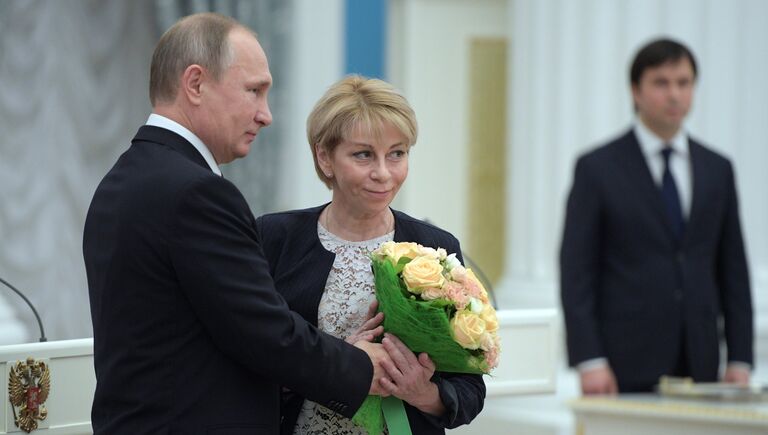 Президент РФ Владимир Путин и директор Международной общественной организации Справедливая помощь Елизавета Глинка