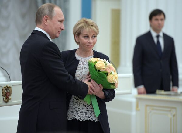 Президент РФ Владимир Путин и директор Международной общественной организации Справедливая помощь Елизавета Глинка