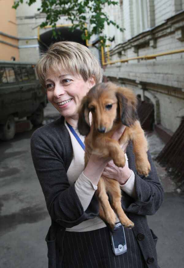 Исполнительный директор МОО Справедливая помощь Елизавета Глинка с собакой у офиса фонда