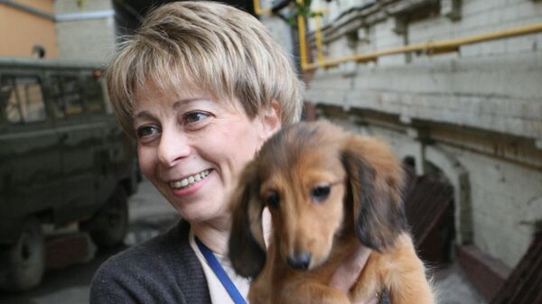 Исполнительный директор МОО Справедливая помощь Елизавета Глинка с собакой у офиса фонда