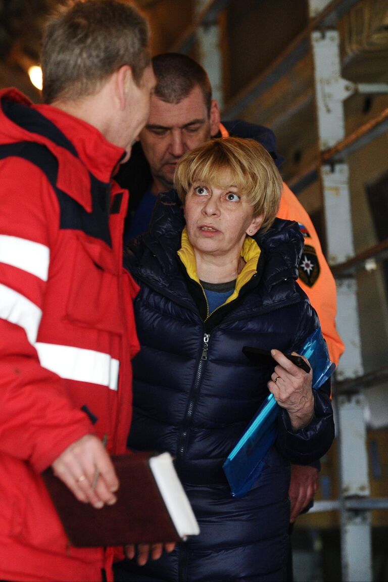 Глава фонда Справедливая помощь Елизавета Глинка во время посадки людей, раненых в Донбассе, на борт самолета МЧС РФ