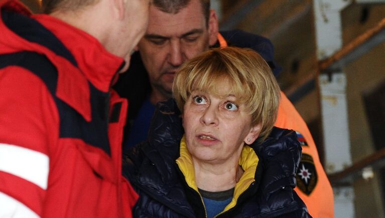Глава фонда Справедливая помощь Елизавета Глинка во время посадки людей, раненых в Донбассе, на борт самолета МЧС РФ