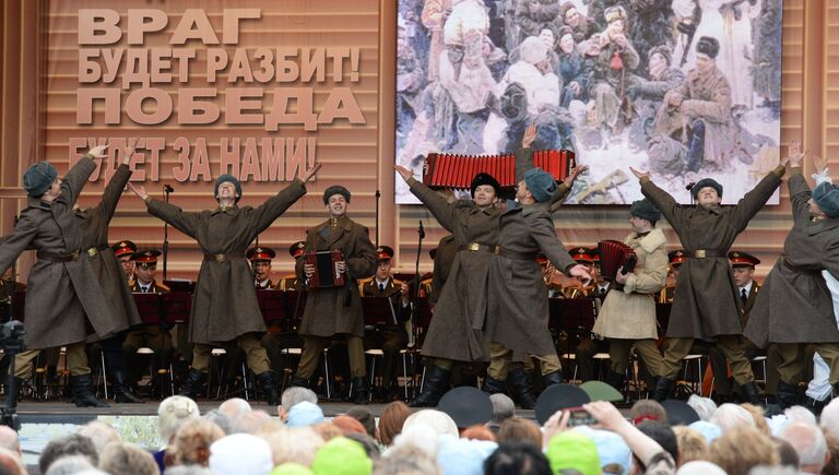 Артисты академического ансамбля песни и пляски Российской Армии имени А.В. Александрова выступают на площади Тверской заставы в Москве