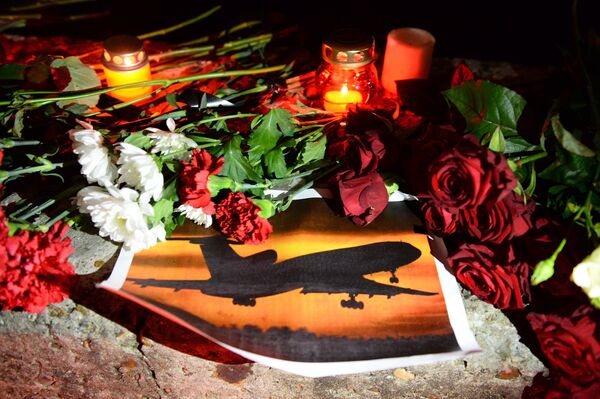 Свечи и цветы на акции памяти в Сочи, где самолет Минобороны РФ Ту-154 потерпел крушение у побережья Черного моря