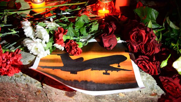 Свечи и цветы на акции памяти в Сочи, где самолет Минобороны РФ Ту-154 потерпел крушение у побережья Черного моря