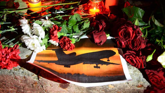 Свечи и цветы на акции памяти жертв крушения Ту-154