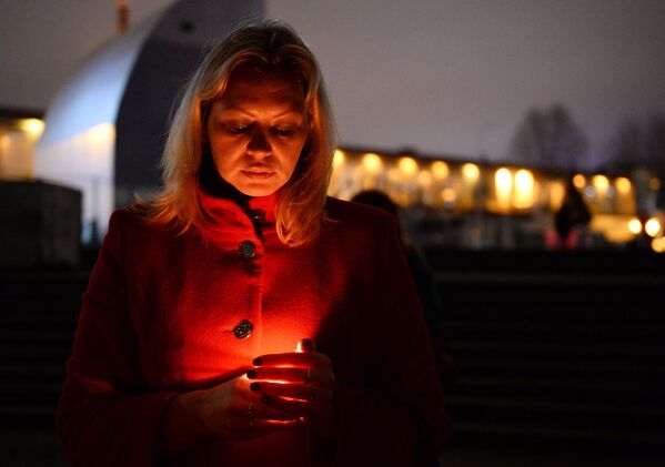 Женщина на акции памяти в Сочи, где самолет Минобороны РФ Ту-154 потерпел крушение у побережья Черного моря