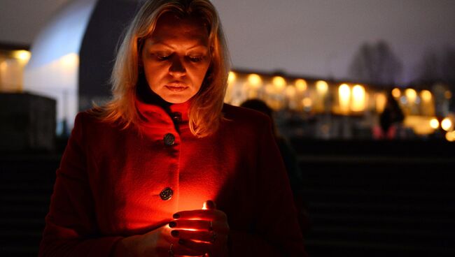 Женщина на акции памяти в Сочи, где самолет Минобороны РФ Ту-154 потерпел крушение у побережья Черного моря