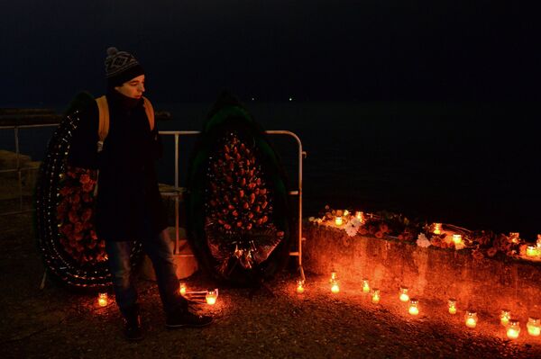Мужчина на акции памяти в Сочи, где самолет Минобороны РФ Ту-154 потерпел крушение у побережья Черного моря