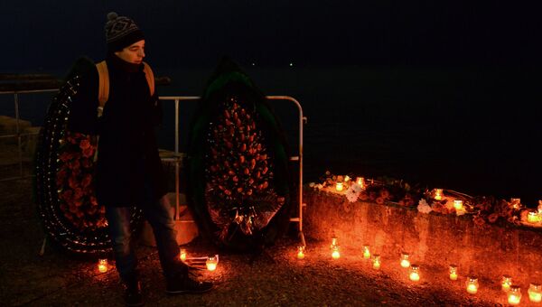 Мужчина на акции памяти в Сочи, где самолет Минобороны РФ Ту-154 потерпел крушение у побережья Черного моря