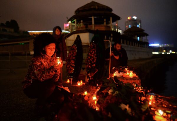 Горожане на акции памяти в Сочи, где самолет Минобороны РФ Ту-154 потерпел крушение у побережья Черного моря