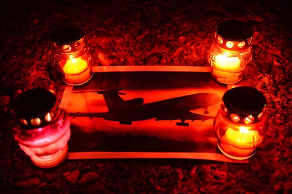 Свечи на акции памяти в Сочи, где самолет Минобороны РФ Ту-154 потерпел крушение у побережья Черного моря