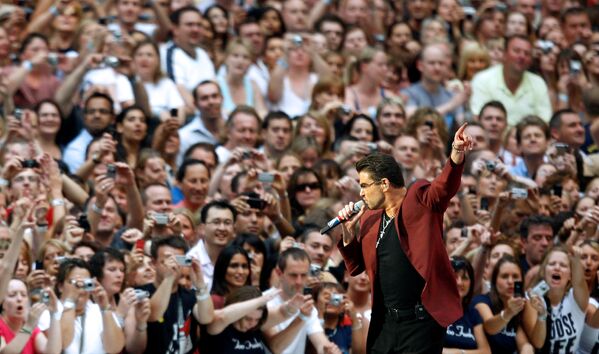 Британский певец Джордж Майкл во время концерта в Лондоне. 2007 год