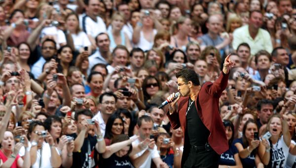 Британский певец Джордж Майкл во время концерта в Лондоне. 2007 год