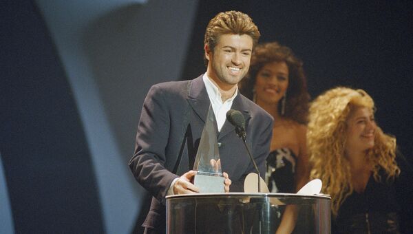 Британский певец Джордж Майкл получает премию American Music Awards в Лос-Анджелесе. 1989 год