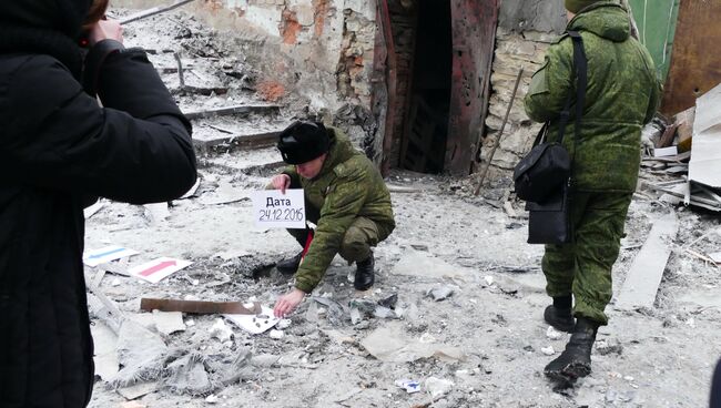 Военнослужащие осматривают разрушения после обстрела. Архивное фото