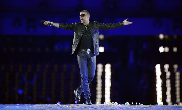 Британский певец Джордж Майкл выступает во время церемонии закрытия Олимпийских игр в Лондоне. 2012 год