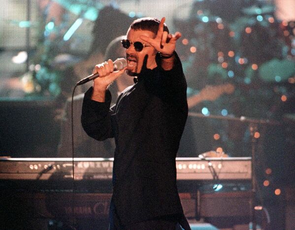 Британский певец Джордж Майкл во время концерта. 1997 год