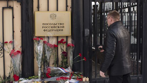 Цветы у посольства РФ в Киргизии в память о погибших в авиакатастрофе ТУ-154 в Сочи. 26 декабря 2016