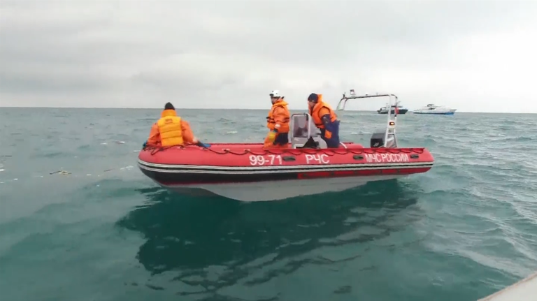 Поиск обломков и осмотр места крушения - спасатели продолжают операцию по Ту-154